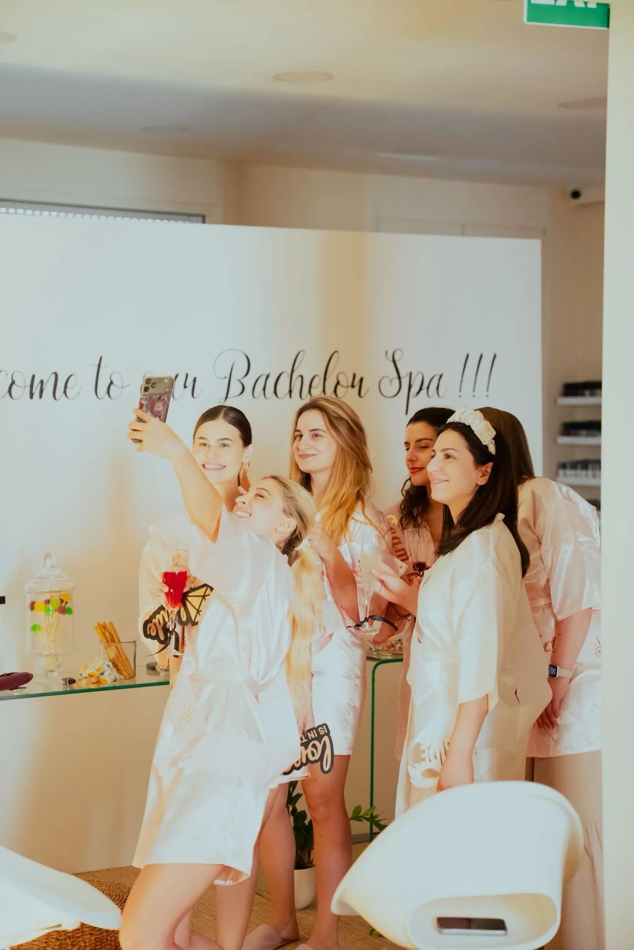 Selfie της παρέας σε bachelor spa party στο M Premium Πάτρα