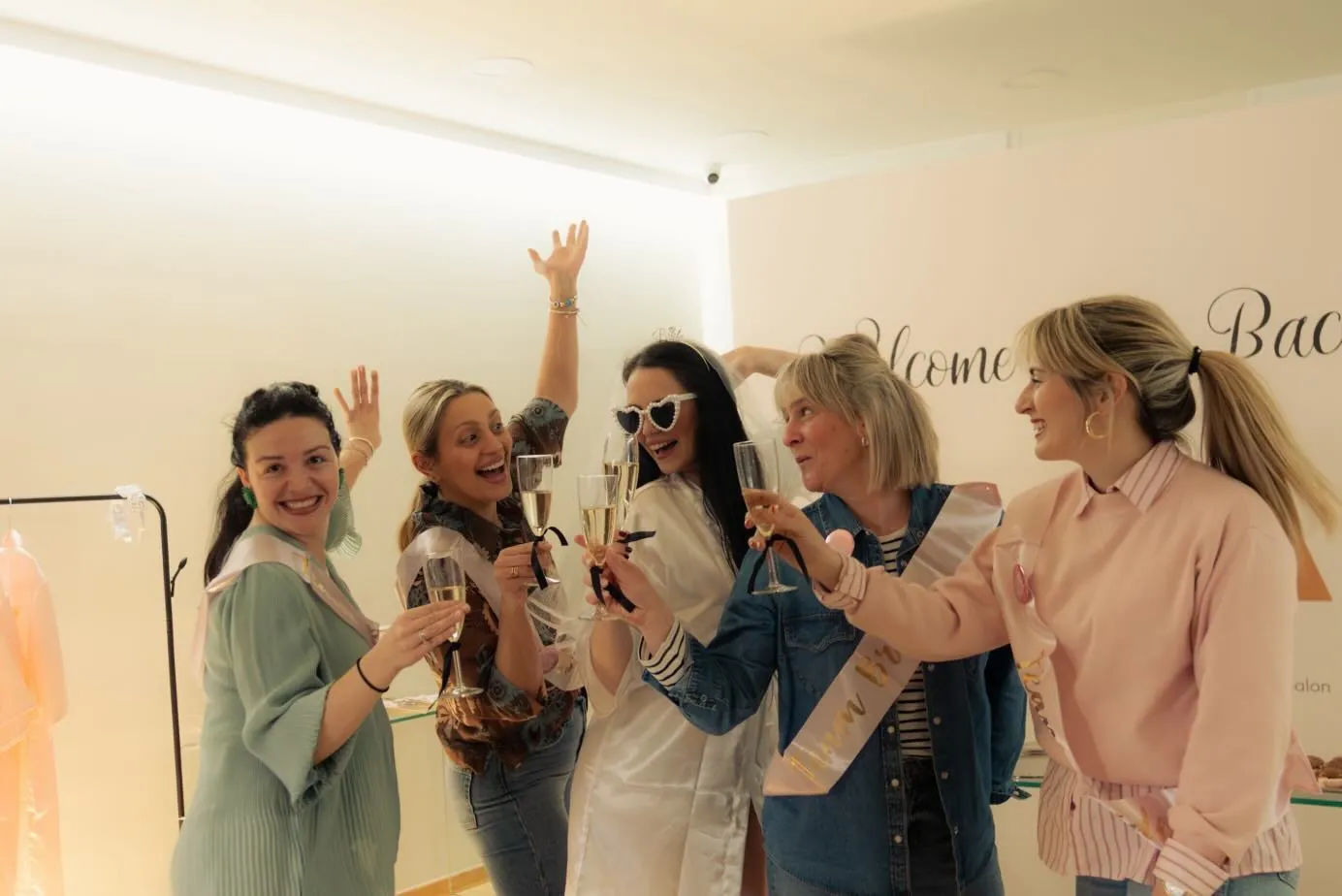 Παρέα νύφης με ποτήρια σαμπάνιας σε bachelor spa στο M Premium Πάτρα