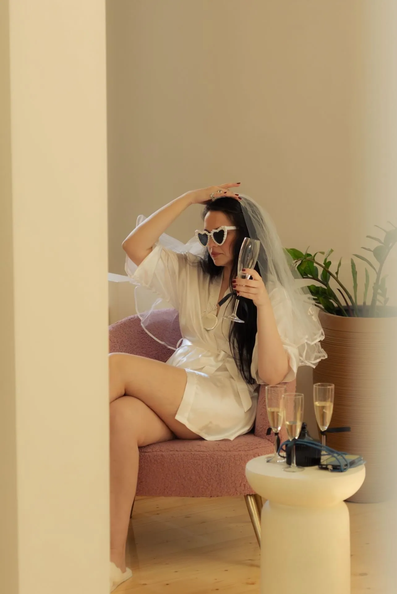 Νύφη με πέπλο και ποτήρι σαμπάνιας σε bridal party στο M Premium Πάτρα