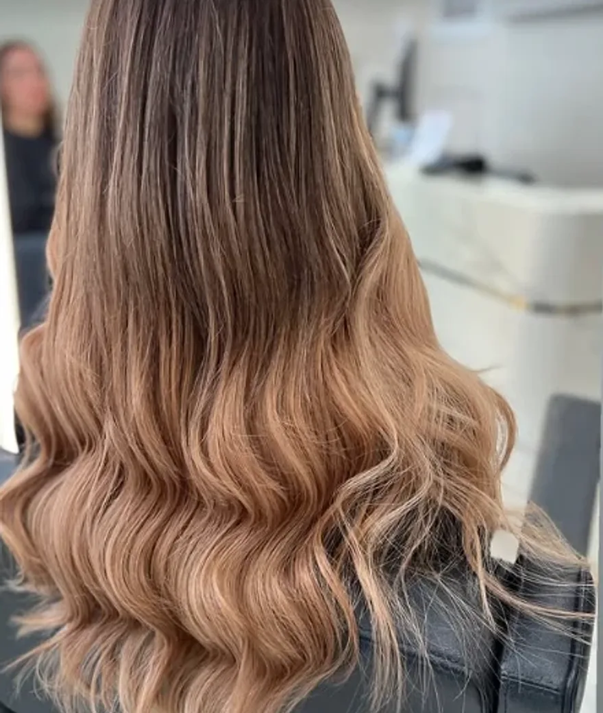 Μακριά κυματιστά μαλλιά με feather extensions στο M Premium Πάτρα