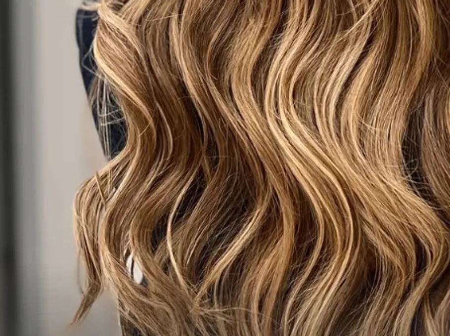 Feather extensions με nano rings — αποτέλεσμα σε ξανθά κυματιστά μαλλιά, M Premium Πάτρα