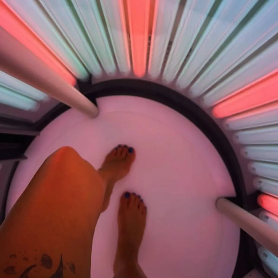 Μέσα στον θάλαμο hybrid solarium στο M Premium Hair Salon Πάτρα